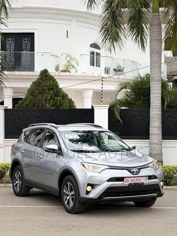 Toyota RAV4 XLE 4dr SUV AWD (2.5L 4cyl 6A) 2018 Silver