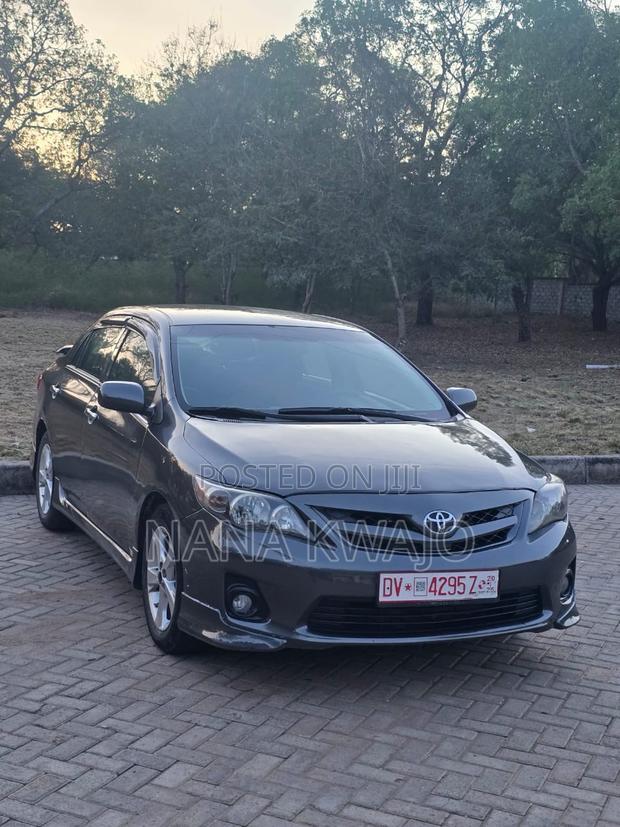 Toyota Corolla L 4-Speed Automatic 2013 Gray