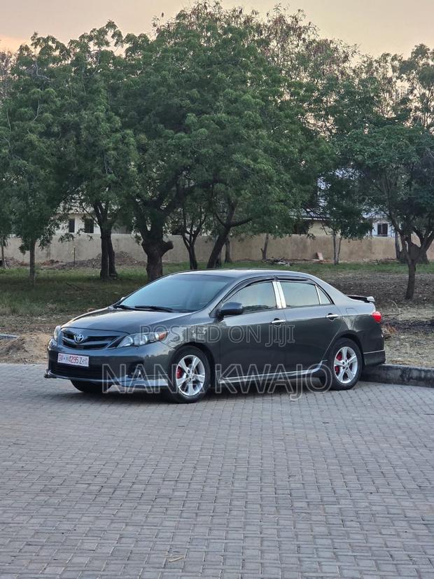 Toyota Corolla L 4-Speed Automatic 2013 Gray