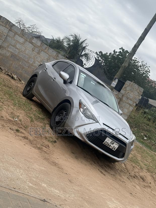Toyota Yaris 2016 Silver
