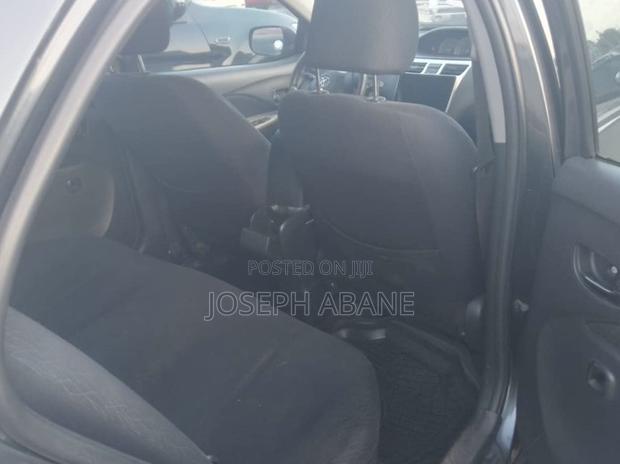 Toyota Yaris Base Sedan 4dr 2010 Gray
