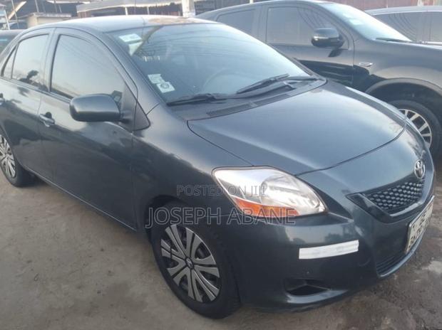 Toyota Yaris Base Sedan 4dr 2010 Gray