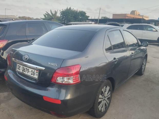 Toyota Yaris Base Sedan 4dr 2010 Gray