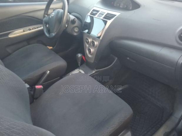 Toyota Yaris Base Sedan 4dr 2010 Gray