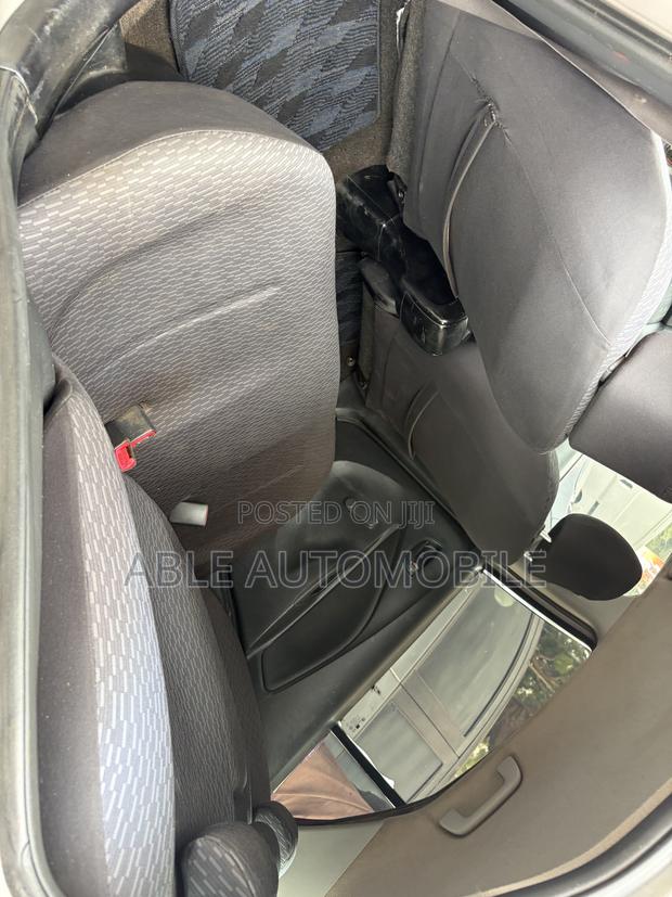 Toyota Yaris Base Sedan 4dr 2010 Silver