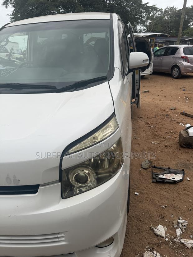 Toyota Voxy V 2WD 8-Seater 2010 White