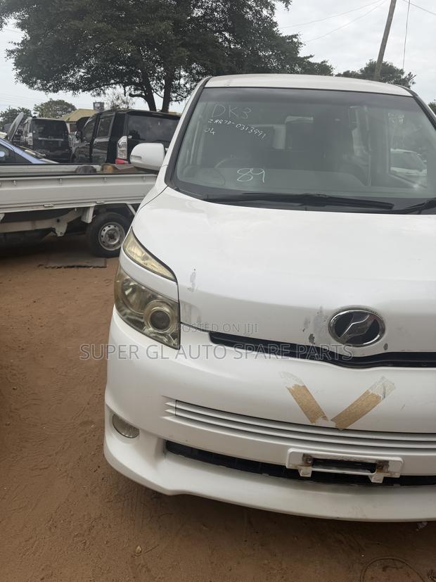 Toyota Voxy V 2WD 8-Seater 2010 White