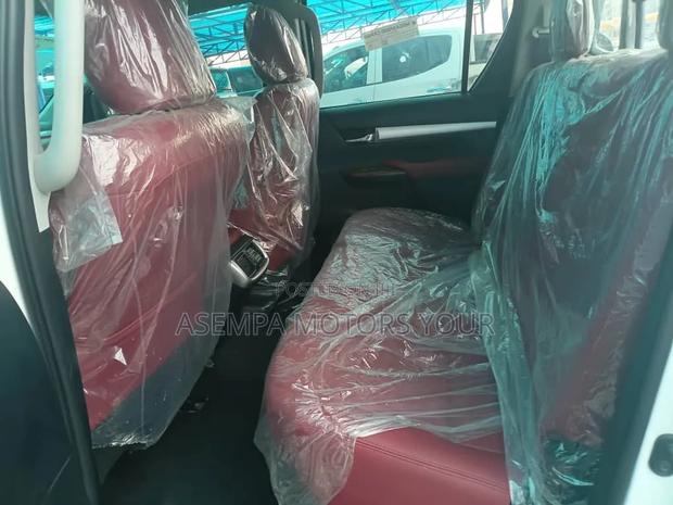 Toyota Hilux 2024 White