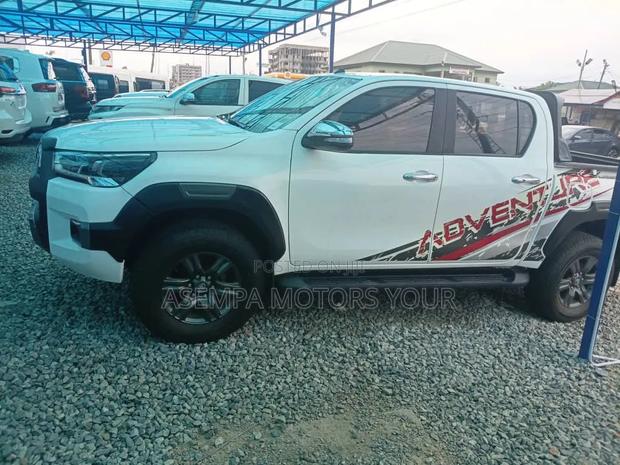 Toyota Hilux 2024 White