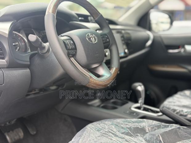 New Toyota Hilux 2025 Black