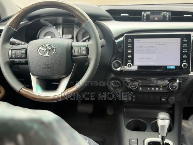 New Toyota Hilux 2025 Black