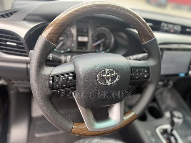 New Toyota Hilux 2025 Black