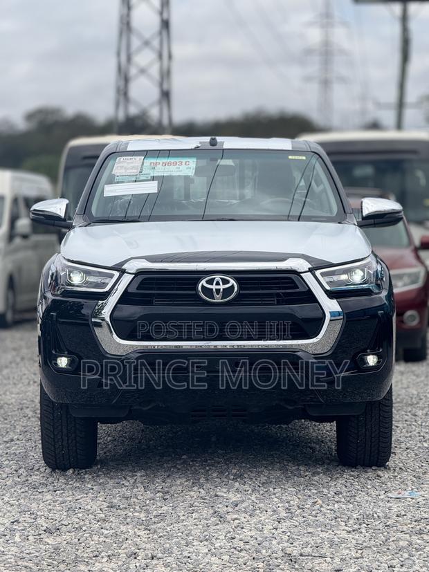 New Toyota Hilux 2025 Black