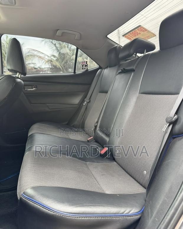 Toyota Corolla SE Special Edition 4dr Sedan (1.8L 4cyl CVT) 2017 Gray