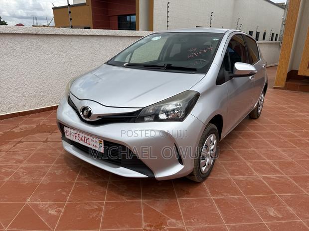 Toyota Vitz 2015 Silver