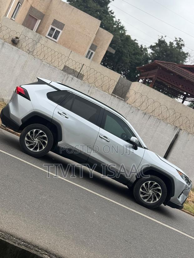 Toyota RAV4 LE AWD 2019 Silver