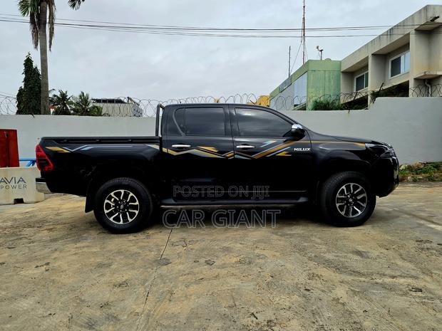 Toyota Hilux 2024 Black