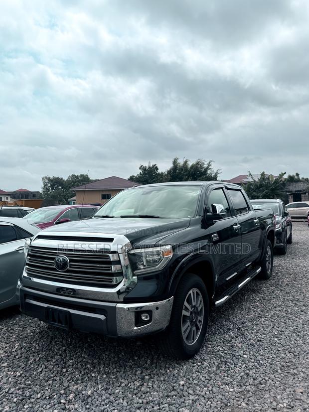 Toyota Tundra Limited 5.7L V8 4x2 Double Cab 6.6 ft. box 145.7 in. WB