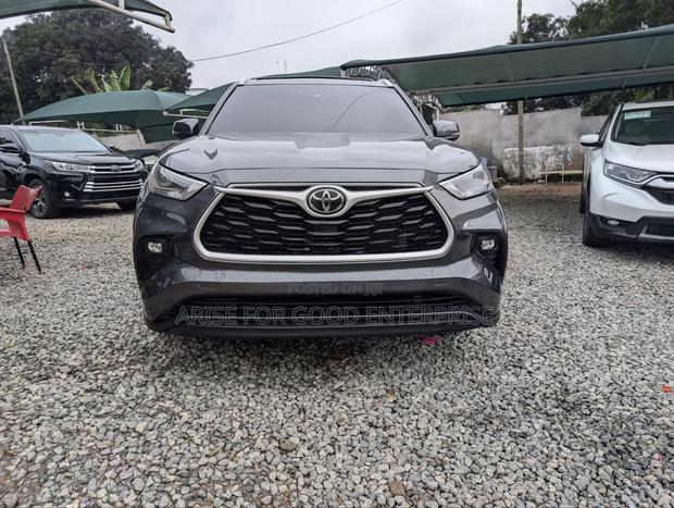 Toyota Highlander XLE 2022 Gray