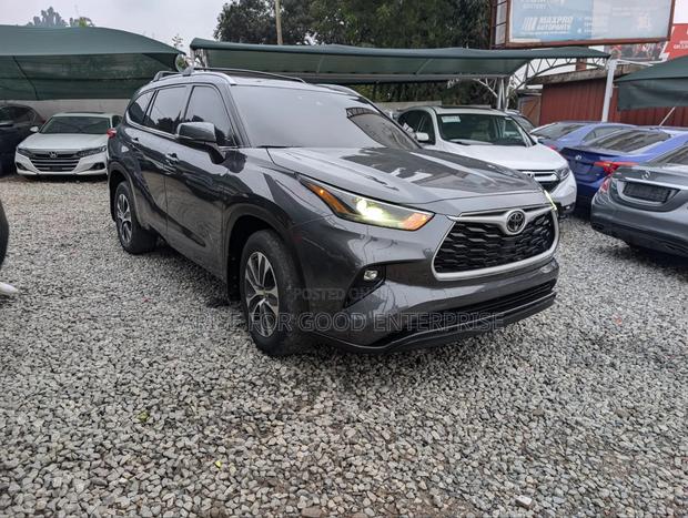 Toyota Highlander XLE 2022 Gray