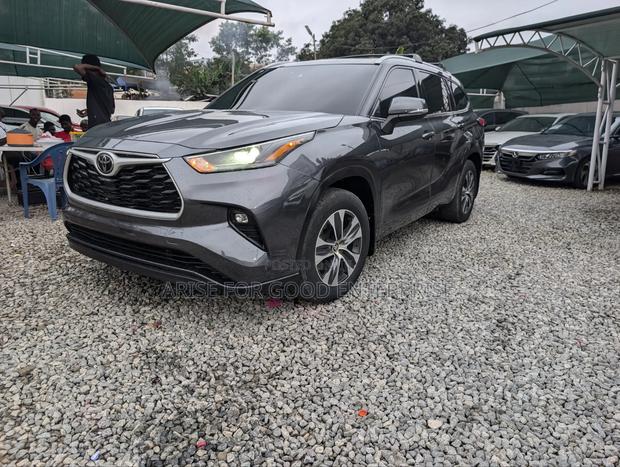 Toyota Highlander XLE 2022 Gray