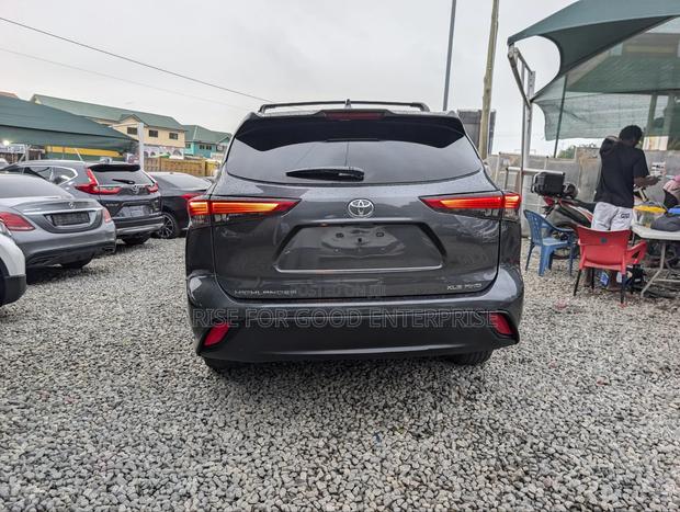 Toyota Highlander XLE 2022 Gray