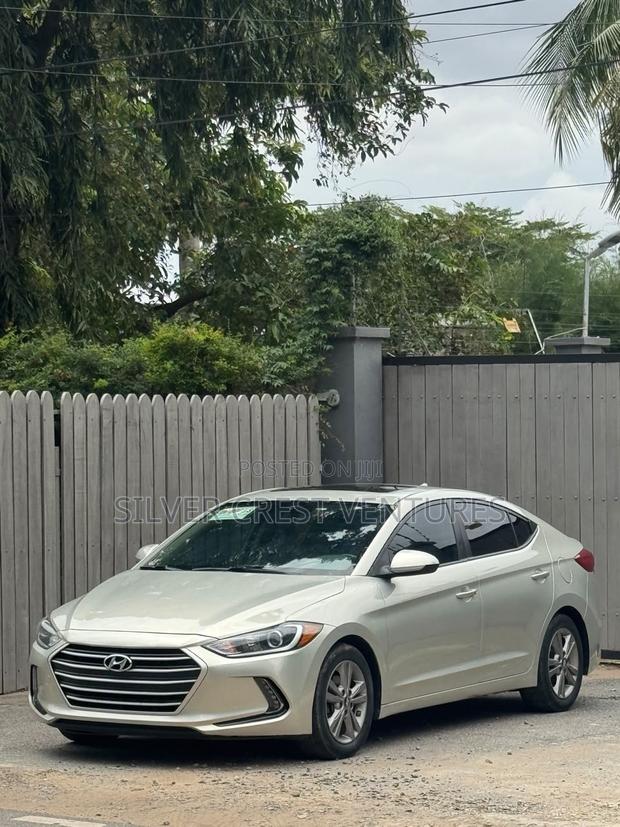 Hyundai Elantra Limited Sedan FWD (2.0L 4cyl 6A) 2017 Gold