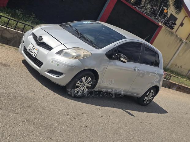 Toyota Vitz 1.0 FWD 5dr 2010 Silver