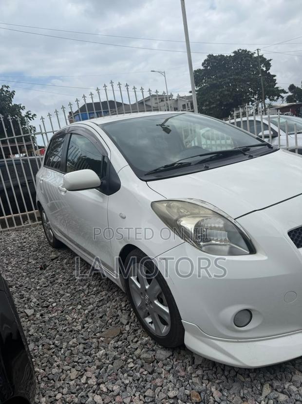 Toyota Vitz 2010 White