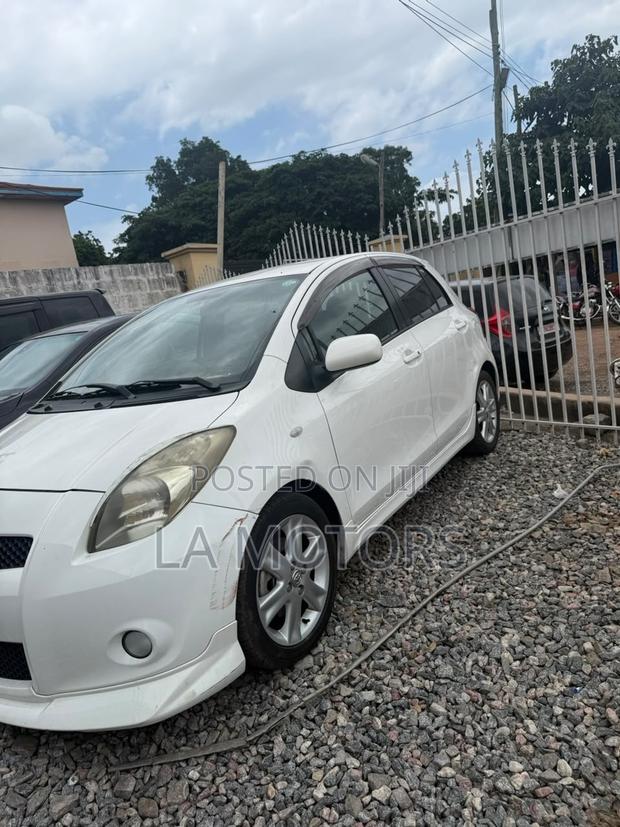 Toyota Vitz 2010 White