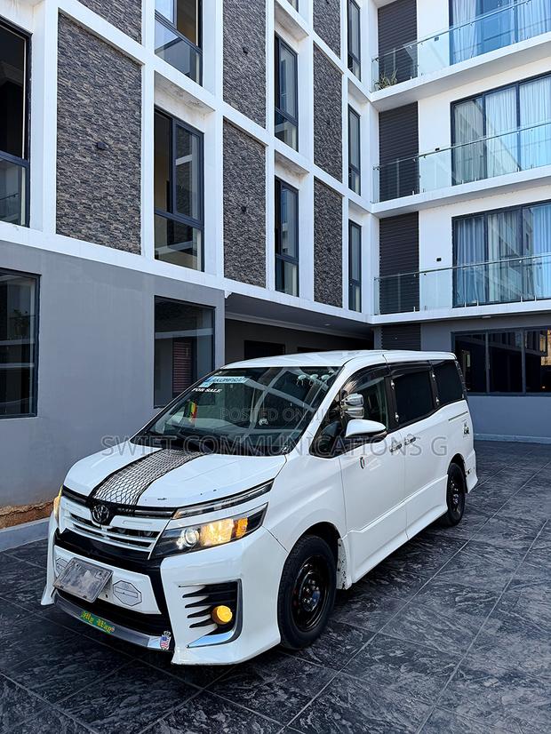 Toyota Voxy V 4WD 8-Seater 2015 White