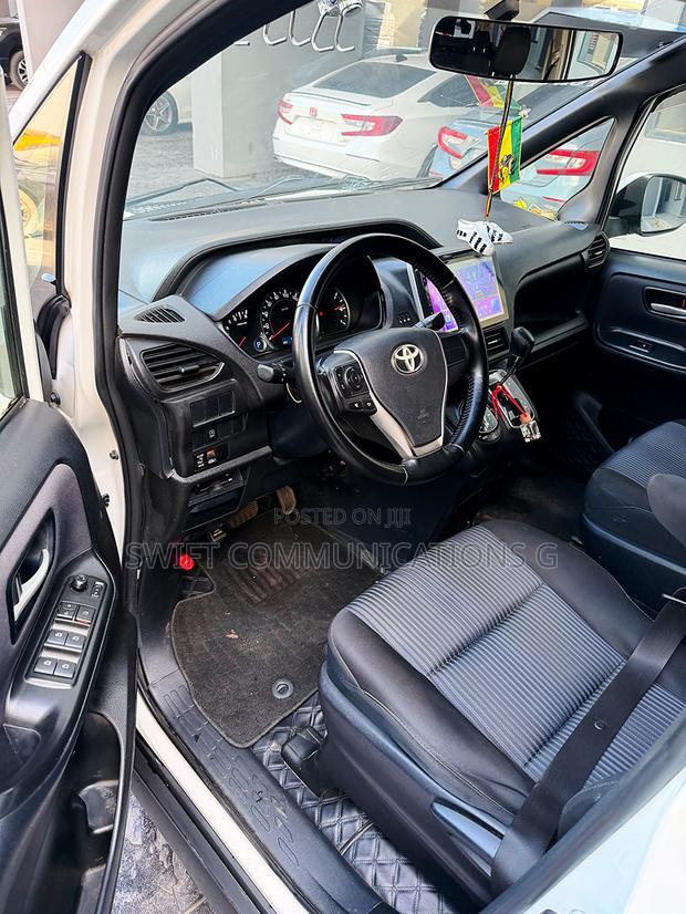 Toyota Voxy V 4WD 8-Seater 2015 White
