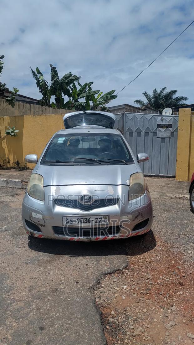 Toyota Vitz 2010 Silver
