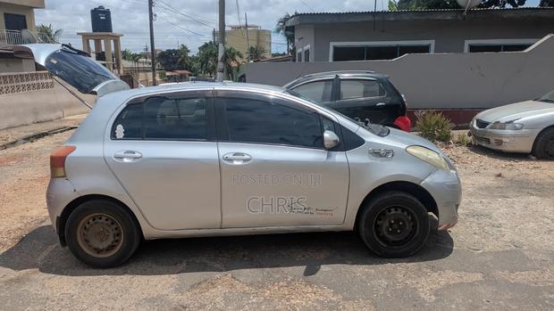 Toyota Vitz 2010 Silver