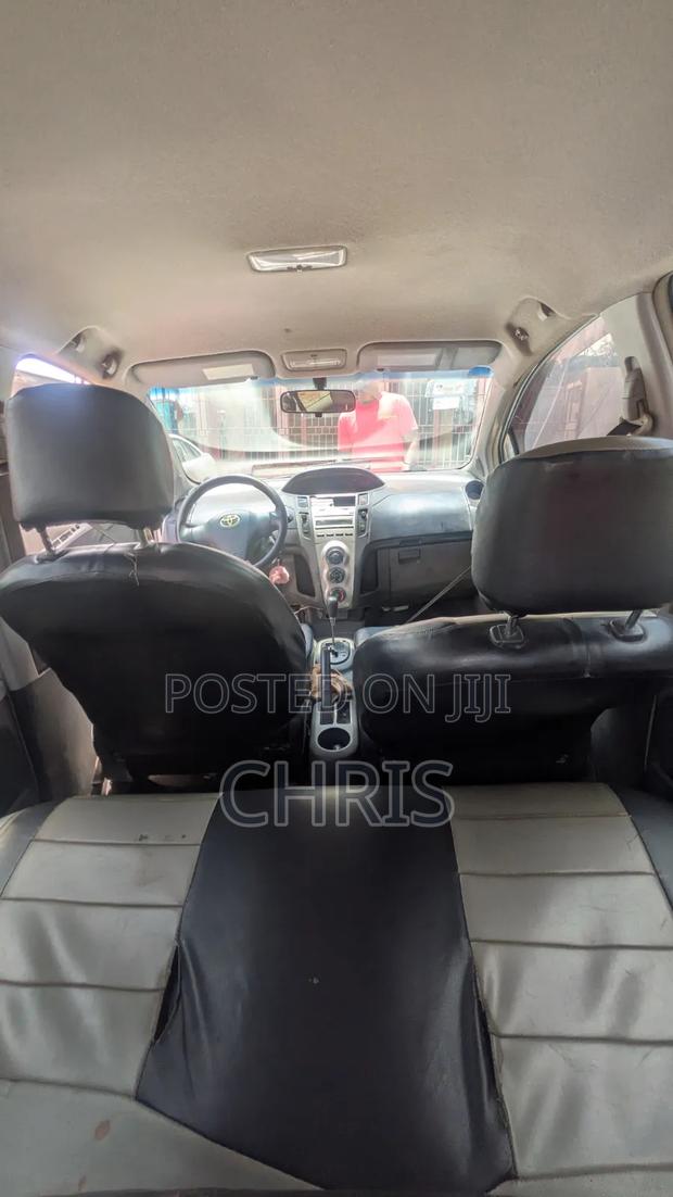 Toyota Vitz 2010 Silver