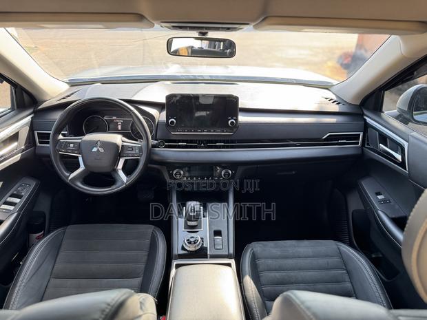 Mitsubishi Outlander SE 2022 Silver