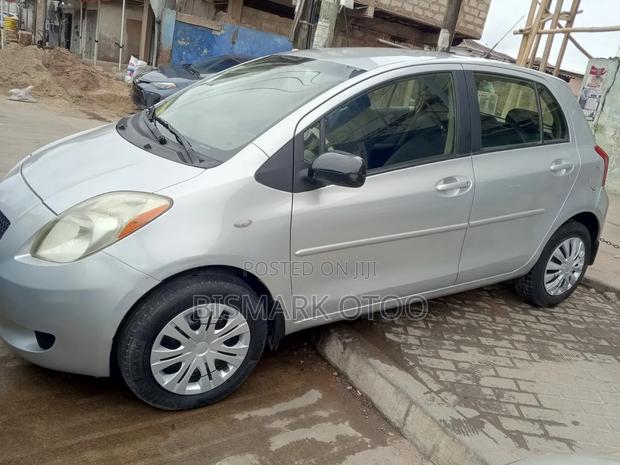 Toyota Yaris Base Hatchback 5dr 2010 Silver