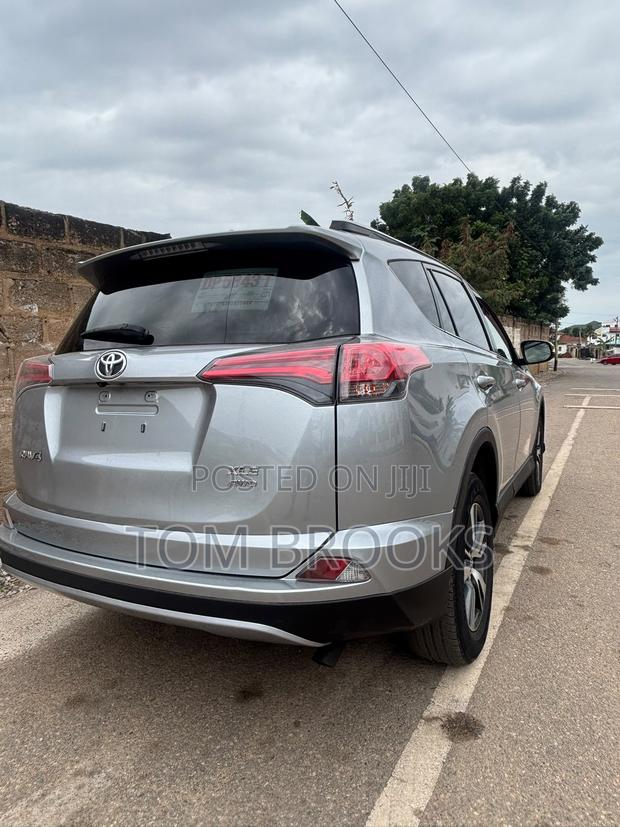 Toyota RAV4 XLE 4dr SUV AWD (2.5L 4cyl 6A) 2018 Silver