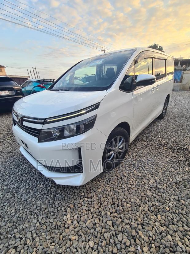 Toyota Voxy V 4WD 8-Seater 2016 White