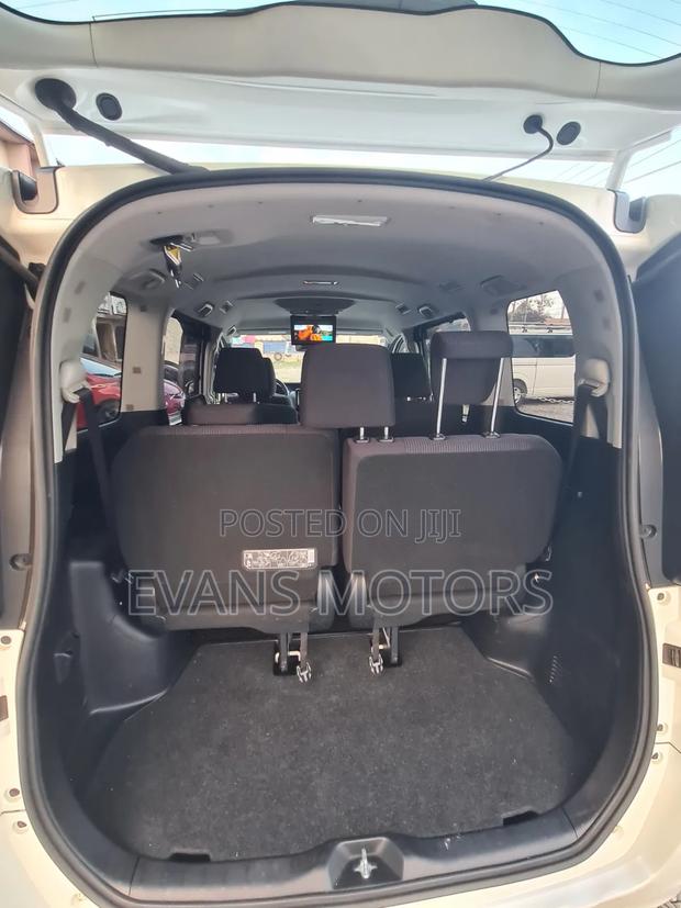 Toyota Voxy V 4WD 8-Seater 2016 White