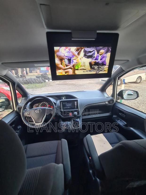 Toyota Voxy V 4WD 8-Seater 2016 White
