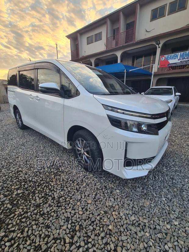 Toyota Voxy V 4WD 8-Seater 2016 White