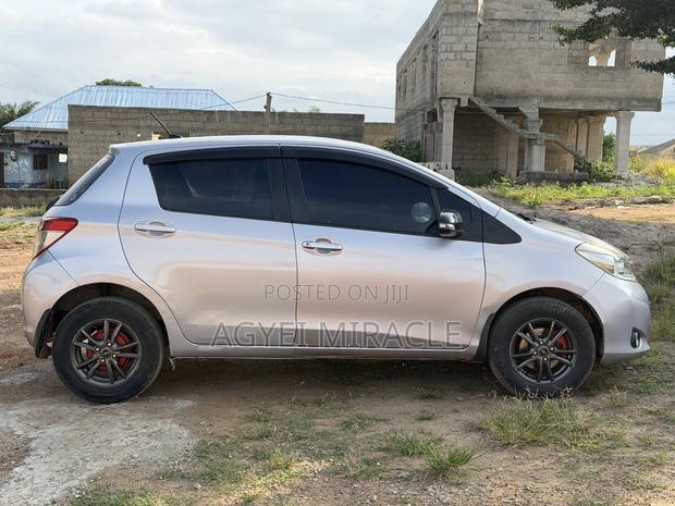Toyota Vitz 2011 Silver