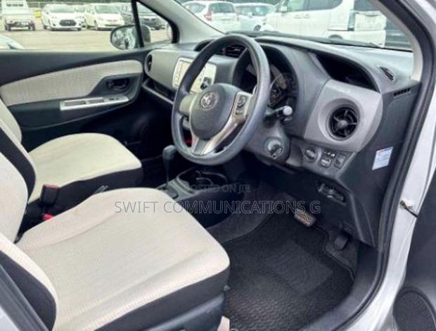 Toyota Vitz 1.3 FWD 5dr 2015 Silver