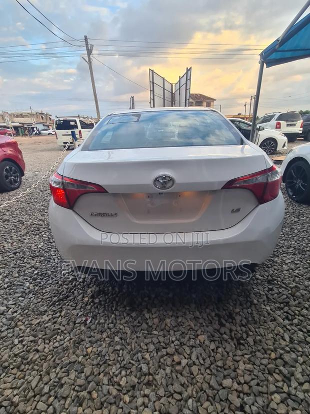 Toyota Corolla LE 4dr Sedan (1.8L 4cyl CVT) 2016 White