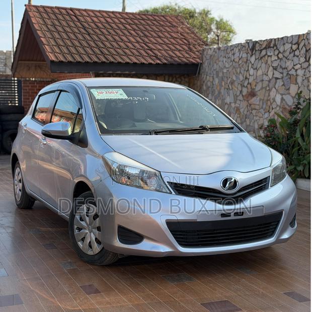 Toyota Vitz 1.3 AWD 3dr 2012 Gray