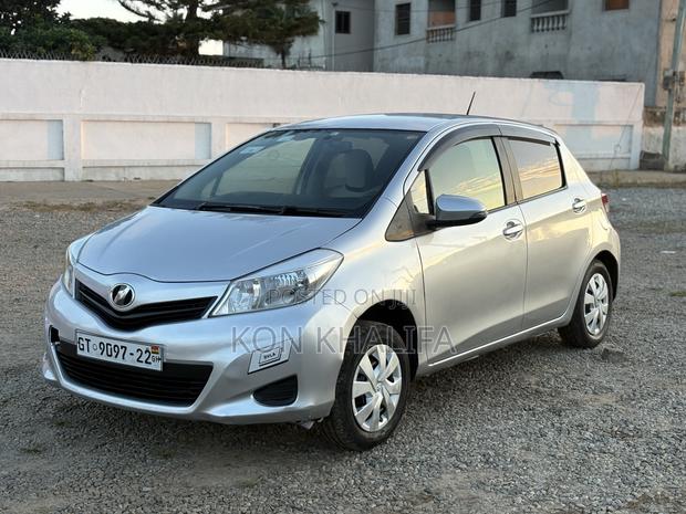 Toyota Vitz 1.3 FWD 5dr 2012 Silver