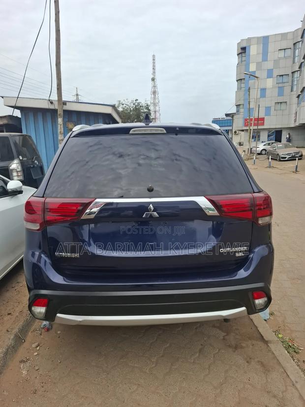 Mitsubishi Outlander 2018 Blue