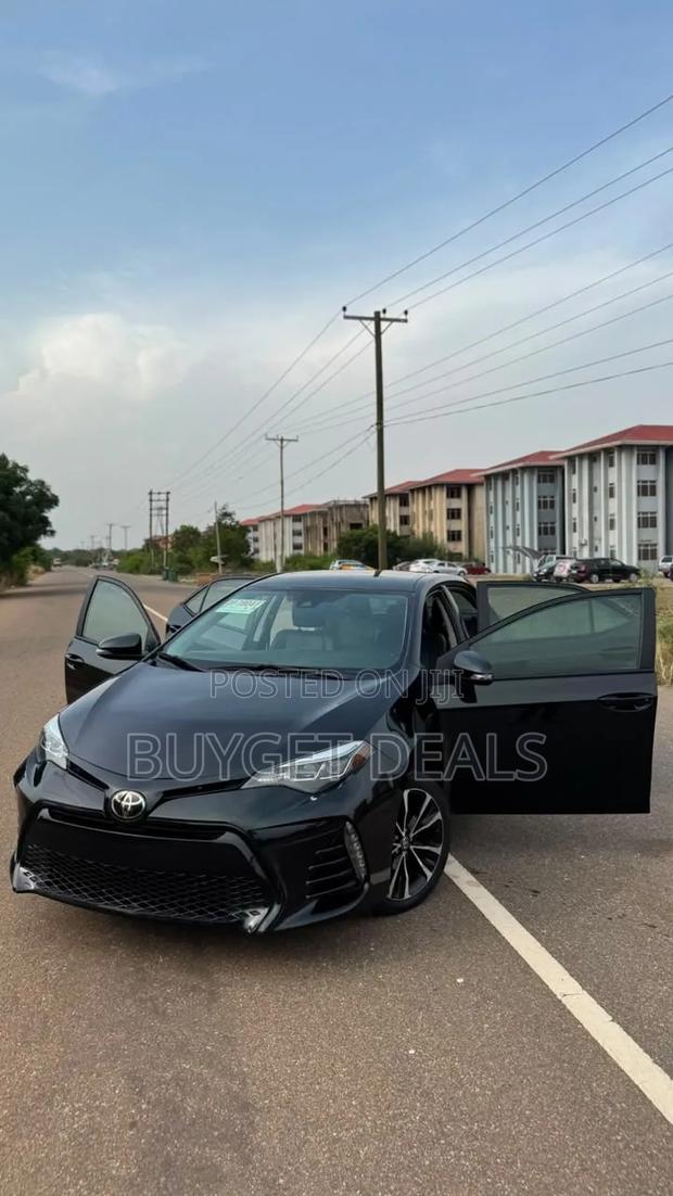 Toyota Corolla SE (1.8L 4cyl 6M) 2018 Black
