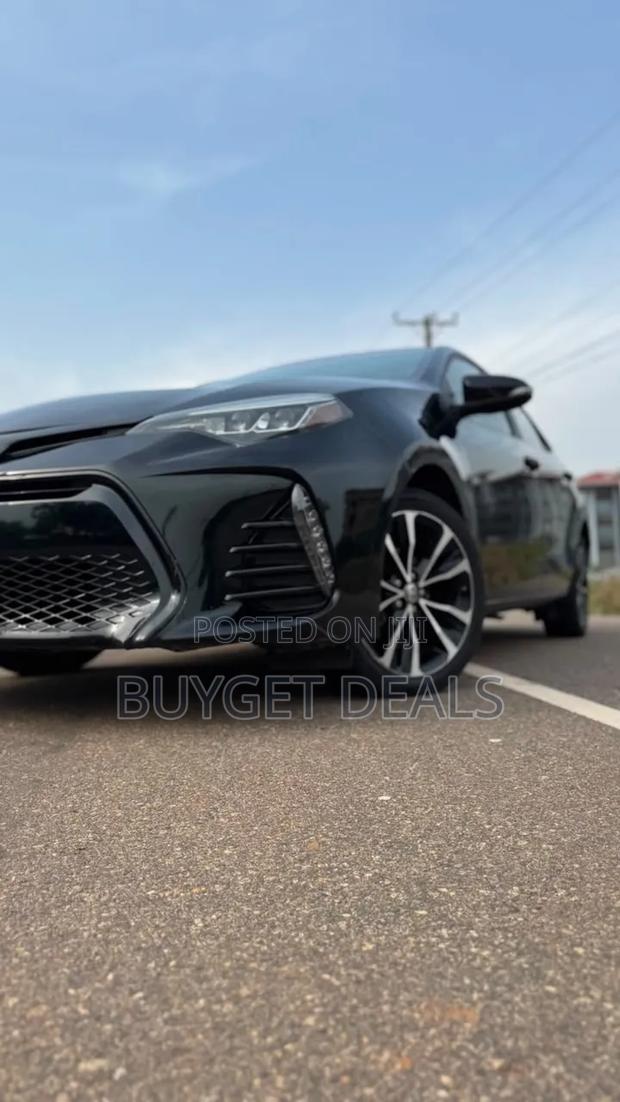 Toyota Corolla SE (1.8L 4cyl 6M) 2018 Black